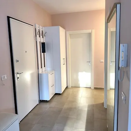 White Valamar 2 Bedroom Balcony Parking Apartamento